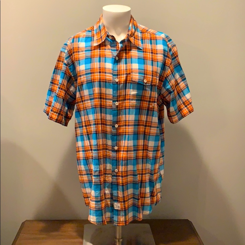 IZOD SHORT SLEEVE BUTTON DOWN SHIRT.